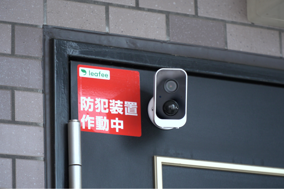玄関に設置した防犯ステッカーと防犯カメラ（屋外カメラ）の画像