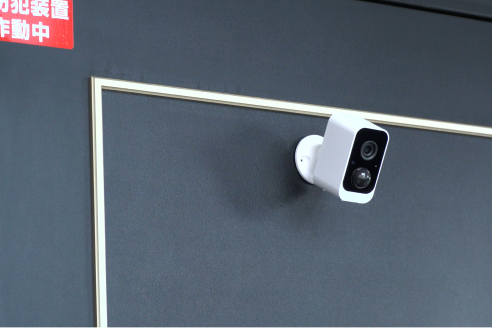 玄関に設置した防犯カメラ（屋外カメラ）と防犯ステッカーの画像