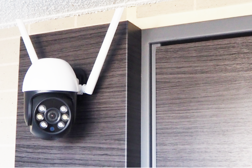 玄関に設置した防犯カメラ（屋外カメラ）と防犯ステッカーの画像
