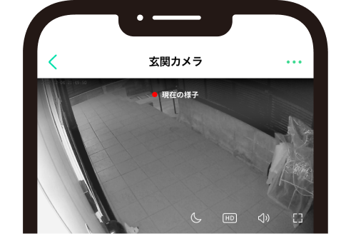夜間の玄関を高画質で映し出す防犯カメラ（屋外カメラ）の映像